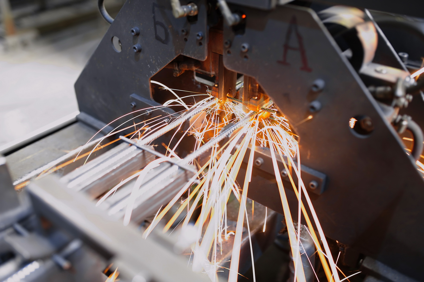 На заводе ЖБИ «Группы ЛСР» установлен робототехнический комплекс со сварочным и шлифовальным устройствами.