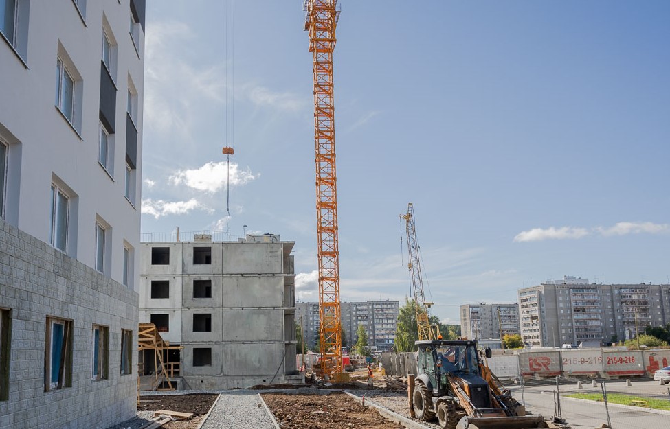 На строительной площадке в Компрессорном установлен башенный кран